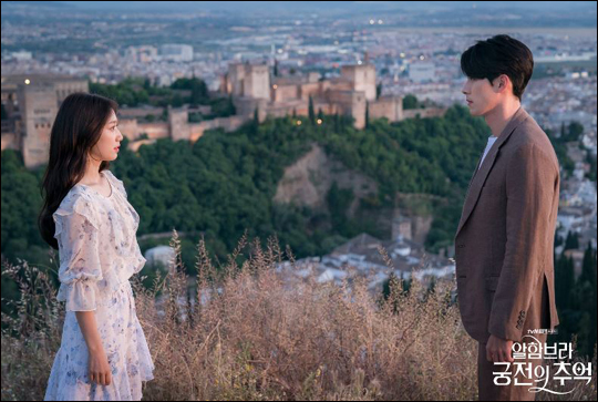 tvN '알함브라 궁전의 추억'은 투자회사 대표인 유진우(현빈)가 비즈니스로 스페인 그라나다에 방문한 후 정희주(박신혜)가 운영하는 오래된 호스텔에 묶게 되면서 기묘한 사건에 휘말리는 이야기를 그린다.ⓒtvN