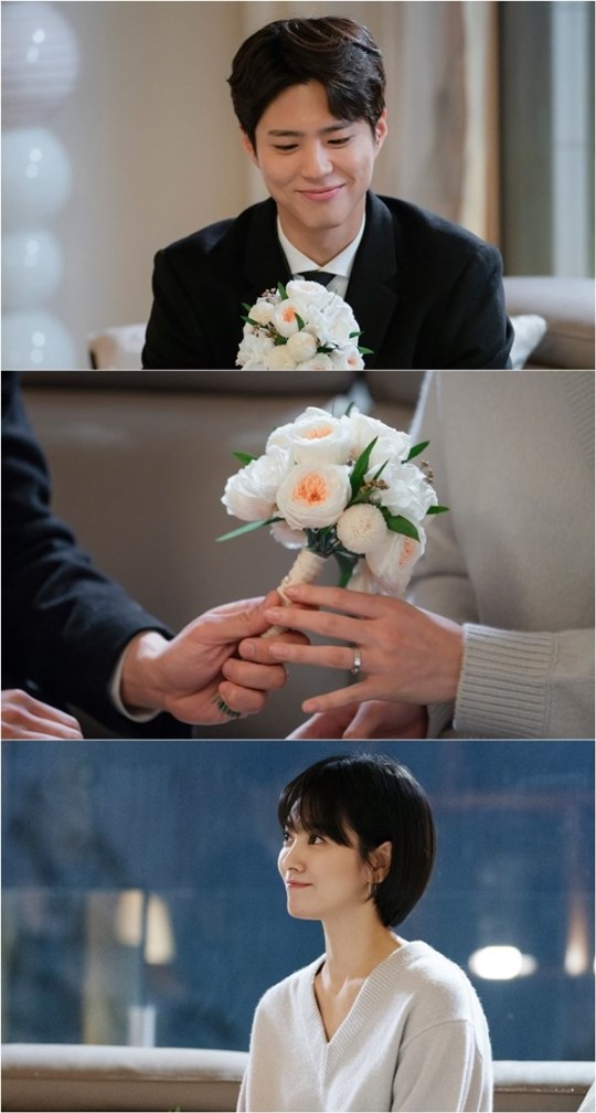 tvN '남자친구' 박보검이 송혜교에게 부케 고백을 전하는 모습이 공개됐다.ⓒtvN