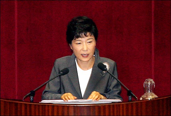 박근혜 전 한나라당 대표가 2010년 6월 29일 열린 국회 본회의에서 한나라당 친이계 임동규 의원 외 66명이 부의 요구한 세종시 수정안에 대해 반대토론을 하고 있다. ⓒ데일리안
