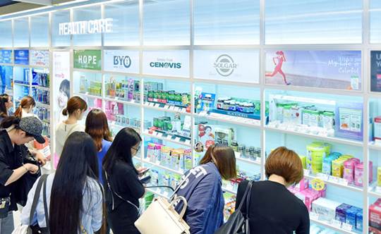국내 건강기능식품 시장이 지난해 4조3000억원 규모로 성장했다. H&B스토어 올리브영에서 건강기능식품을 구매하는 고객들 모습. (자료사진) ⓒCJ올리브네트웍스