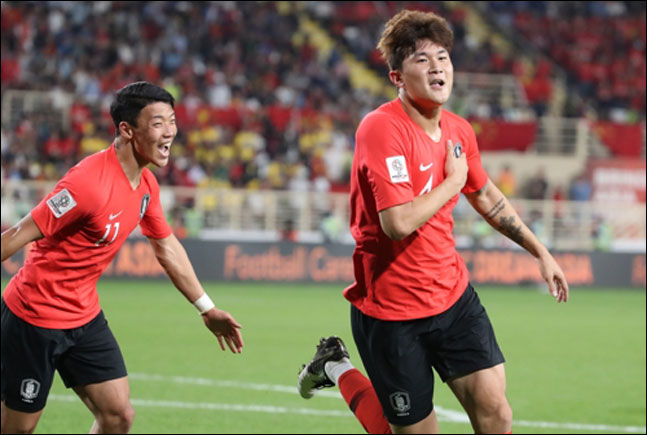 한국과 중국의 아시안컵 조별리그 C조 3차전에서 헤더슛으로 두번째 골을 넣은 김민재가 환호하고 있다. ⓒ 연합뉴스