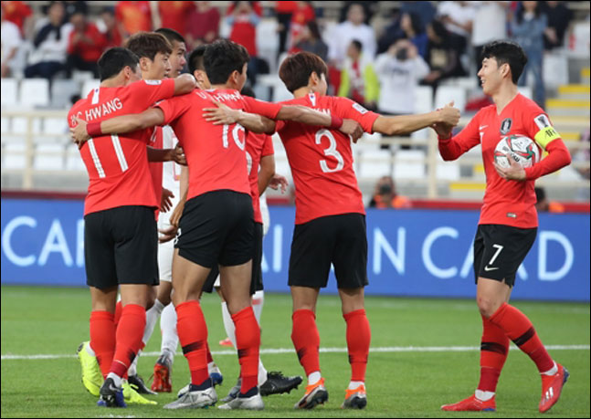 C조 1위로 16강에 진출하면서 한국은 결승까지 꽃길을 걸을 수 있게 됐다. ⓒ 연합뉴스