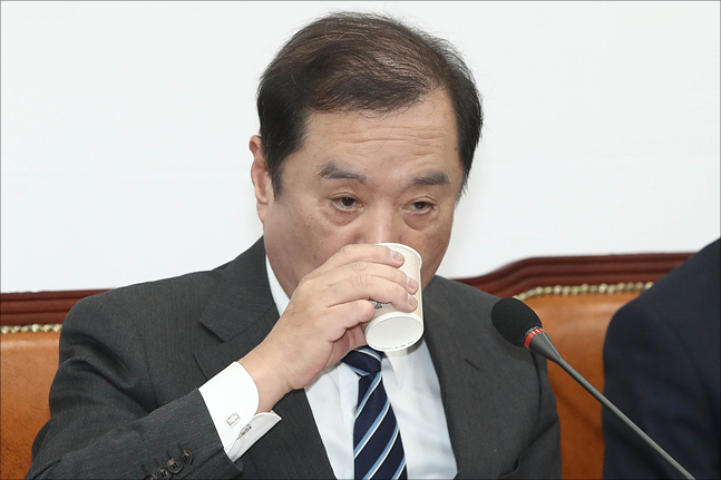 김병준 자유한국당 비대위원장이 17일 오전 국회에서 열린 자유한국당 비상대책위원회의에서 물을 마시고 있다. ⓒ데일리안 홍금표 기자