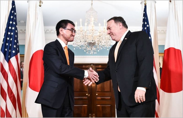 고노 다로 일본 외무상과 마이크 폼페이오 미국 국무장관. ⓒ자팬타임즈