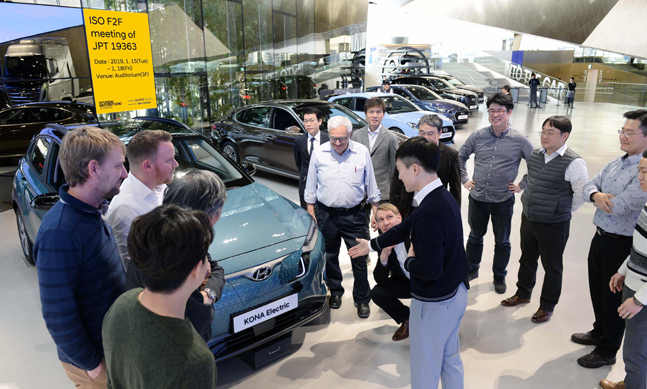 현대자동차가 현대모터스튜디오 고양 오디토리움에서 개최한 ‘ISO 전기차 무선충전 국제표준화 회의’에서 참가자들이 코나 EV를 살펴보고 있다. ⓒ현대자동차
