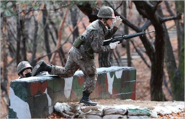 지난해 3월 서울 내곡동 강동·송파 예비군훈련장에서 예비군 대원들이 훈련을 하고 있다. ⓒ연합뉴스