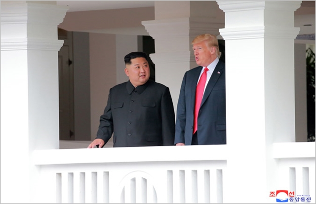 김정은 북한 국무위원장(왼쪽)과 도널드 트럼프 미국 대통령이 2018년 6월 싱가포르에서 개최된 북미정상회담에서 회동하고 있다. ⓒ조선중앙통신