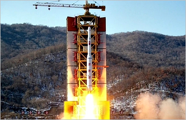 북한이 2016년 2월 장거리 로켓 '광명성 4호'를 발사하고있다. ⓒ조선중앙TV