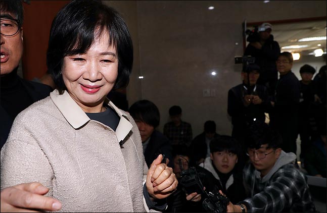 목포 부동산 투기 의혹을 받고 있는 손혜원 더불어민주당 의원이 20일 오전 국회 정론관에서 탈당과 향후 대응계획을 밝힌 뒤 퇴장하고 있다.(자료사진)ⓒ데일리안 박항구 기자