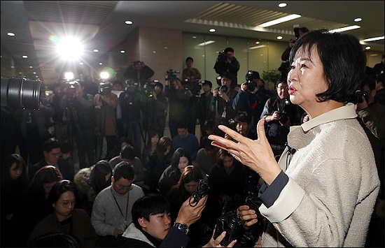 손혜원 더불어민주당 의원이 20일 오전 국회 정론관에서 탈당과 향후 대응 계획을 밝힌 뒤 기자들의 질문에 답변하고 있다.ⓒ데일리안 박항구 기자