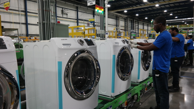 미국 사우스 캐롤라이나주 뉴베리카운티에 위치한 삼성전자 생활가전 공장에서 직원들이 세탁기를 생산하고 있다.(자료사진)ⓒ삼성전자