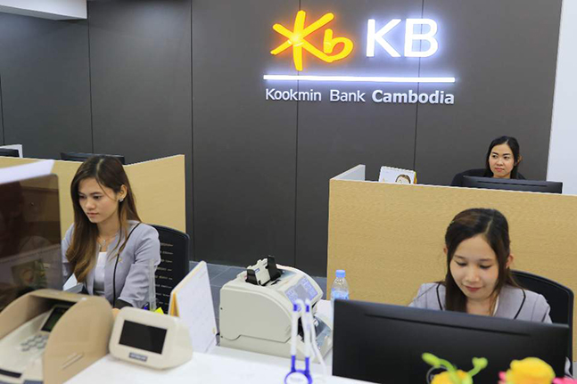캄보디아 프놈펜에 위치한 KB국민은행 캄보디아법인 본점에서 직원들이 업무를 보고 있다.ⓒ데일리안