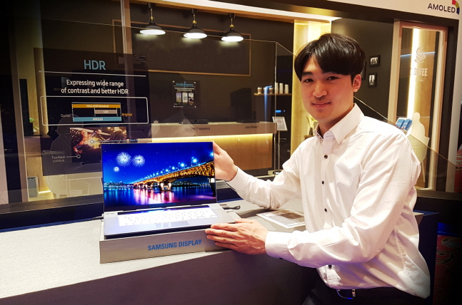 삼성디스플레이 직원이 15.6형 초고화질(UHD) 유기발광다이오드(OLED) 신제품이 적용된 노트북 컨셉 신제품을 소개하고 있다.ⓒ삼성디스플레이