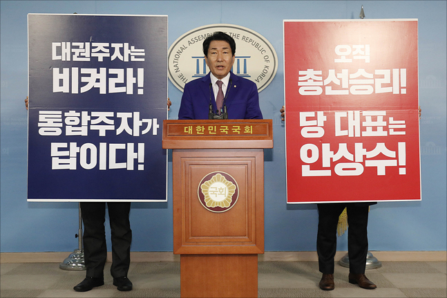 유력 당권주자로 분류되고 있는 안상수 자유한국당 의원이 23일 국회 정론관 기자회견장에서 다가오는 2.27 자유한국당 전당대회 당대표 출마 선언을 하고 있다. ⓒ데일리안 홍금표 기자