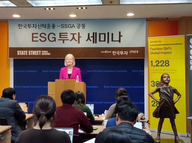 한국투자신탁운용은 23일 금융투자협회에서 SSGA와 'ESG(환경·사회책임·지배구조) 투자세미나'를 공동 개최했다.로리 하이넬 SSGA 글로벌 부CIO(최고투자책임자)가 발표하고 있는 모습. ⓒ