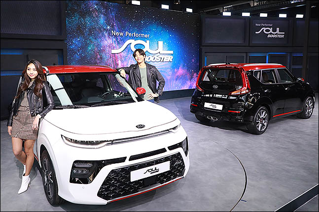 23일 오전 서울 강동구 스테이지28에서 열린 기아차 '쏘울 부스터' 출시 행사에 모델들이 차량을 선보이고 있다. ⓒ데일리안 류영주 기자