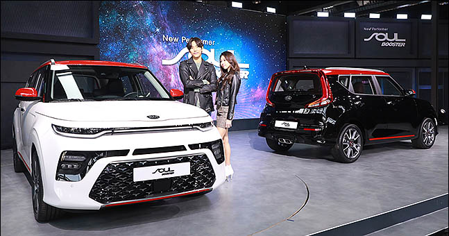 23일 오전 서울 강동구 스테이지28에서 열린 기아차 '쏘울 부스터' 출시 행사에 모델들이 차량을 선보이고 있다. ⓒ데일리안 류영주 기자