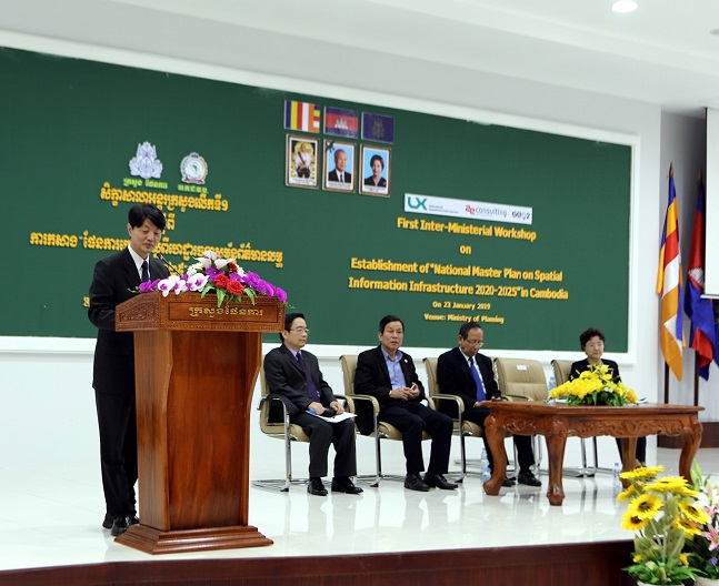 23일 캄보디아 프놈펜에서 개최된 착수보고회에서 김택진 한국국토정보공사 국토정보본부장이 인사말을 하고 있다.ⓒLX