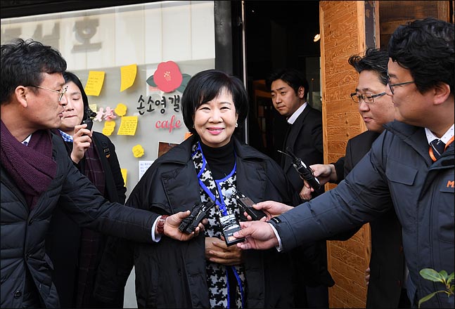 더불어민주당을 탈당한 손혜원 의원이 23일 전남 목포에서 조카 소영 씨의 카페를 찾은 뒤, 취재진의 질문에 답하고 있다. ⓒ데일리안 박항구 기자
