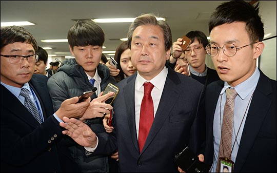 김무성 자유한국당 의원(사진)은 23일 취재진과 만난 자리에서 "위기가 오면 나서야 한다"고 했으나, 2·27 전당대회와 관련해서는 여전히 불출마에 무게중심을 두고 있다는 관측이다. ⓒ데일리안