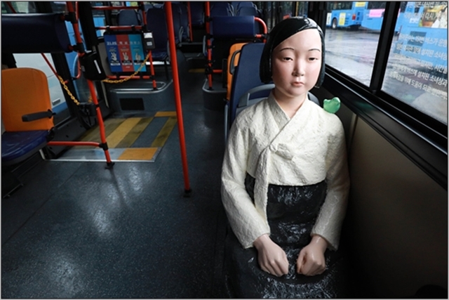 2017년 세계 위안부의 날을 기념해 '평화의 소녀상'을 태운 버스가 운행을 준비하고 있다. ⓒ데일리안 홍금표 기자