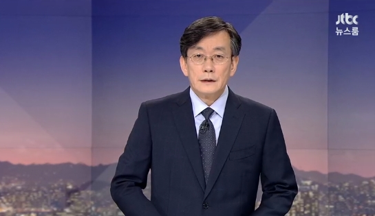 손석희 JTBC 대표이사가 24일 '뉴스룸'을 통해 지인 폭행 논란에 대해 "사법 당국에서 모든 걸 밝혀줄 것"이라고 밝혔다.'뉴스룸' 방송 캡처
