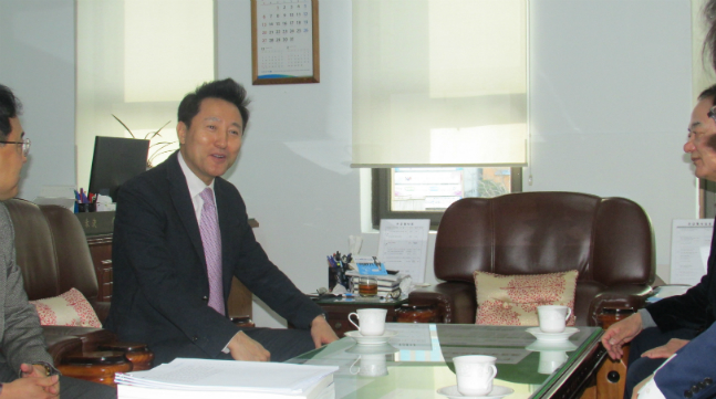 오세훈 자유한국당 미래비전위원장이 25일 오전 대구시의회를 찾아 한국당 소속 대구시의원들과 간담회를 갖고 있다. ⓒ데일리안