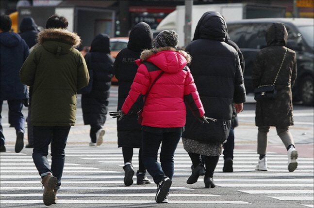 16일 오전 서울 중구에서 시민들이 미세먼지가 물러나고 찾아온 추위에 발걸음을 재촉하고 있다. ⓒ데일리안 홍금표 기자