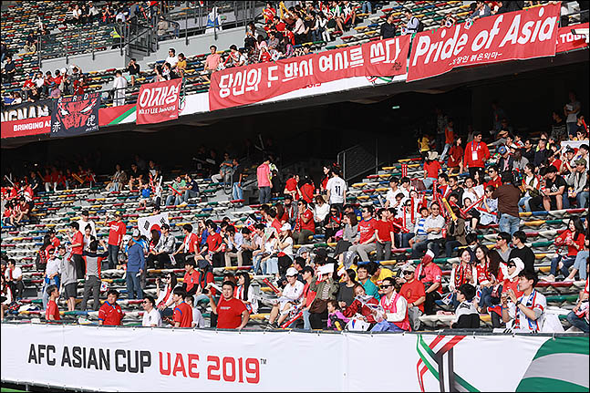 25일 오후(현지시각) 아랍에미리트 아부다비 자이드 스포츠시티 스타디움에서 열린 2019 아시아축구연맹(AFC) 아시안컵 한국과 카타르의 8강전서 붉은 악마들이 응원을 하고 있다. ⓒ데일리안 류영주 기자