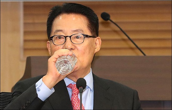 박지원 민주평화당 의원이 25일 오후 국회 의원회관에서 자신이 주최한 ‘평화·통합·문화예술이 있는 박물관식 목포역사 건설 토론회’에서 물을 마시고 있다. ⓒ데일리안 박항구 기자
