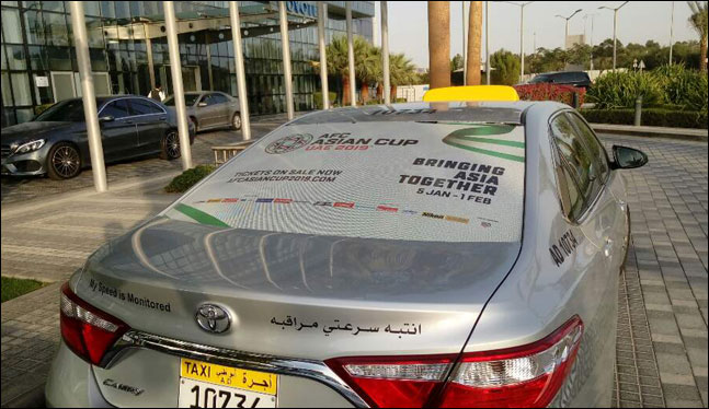 UAE의 한 호텔서 승객을 기다리고 있는 택시에 아시안컵 홍보 래핑이 둘러져있다. ⓒ 데일리안 김평호 기자