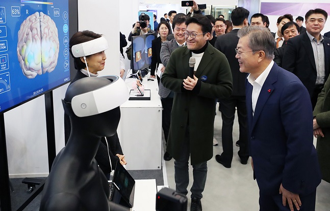 문재인 대통령이 29일 동대문디자인플라자에서 열린 '한국 전자IT산업 융합 전시회'에서 기업들의 혁신제품들을 둘러보고 있다.ⓒ청와대