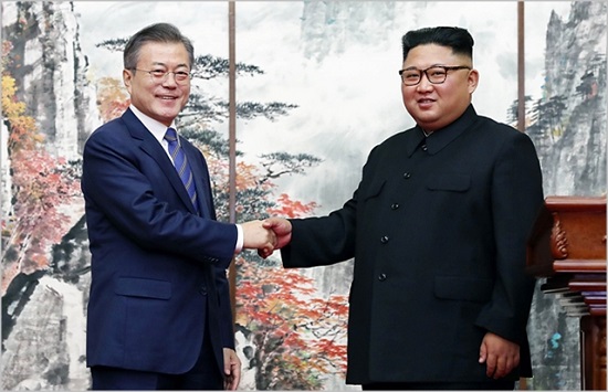 문재인 대통령과 김정은 북한 국무위원장이 지난 9월 평양공동선언 합의문에 서명 한 후 악수를 하고 있다. ⓒ평양사진공동취재단