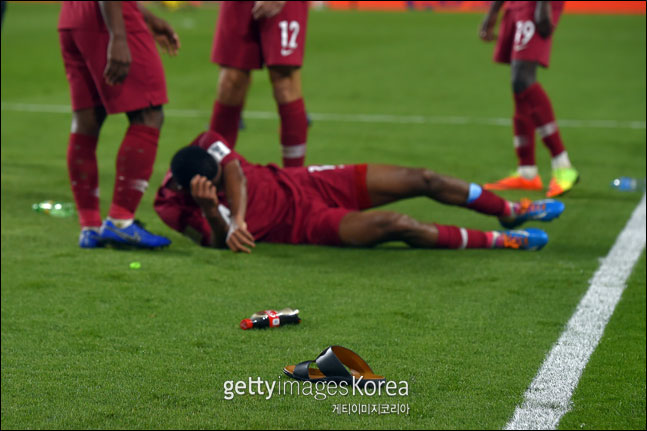 30일(한국시각) 열린 카타르와 UAE의 아시안컵 4강전서 UAE 관중들이 던진 물병이 그라운드로 날아들고 있다. ⓒ 게티이미지