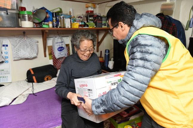 오스만 알 김디 에쓰오일 CEO가 30일 영등포 쪽방촌 가정을 방문해 설 선물 꾸러미를 전달하고 있다.ⓒ에쓰오일