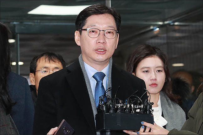 드루킹 일당과 포털사이트 댓글 조작을 공모한 혐의로 재판에 넘겨진 김경수(가운데) 경남지사가 30일 실형을 선고받았다. ⓒ데일리안 류영주 기자