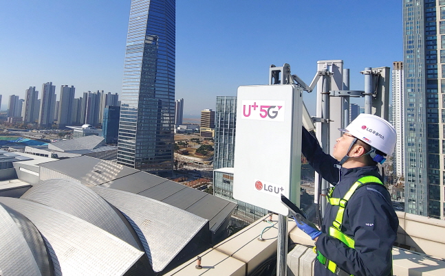 LG유플러스 협력사 직원이 5G 네트워크 조기 확대을 위해 기지국을 설치하고 있다. ⓒ LG유플러스 