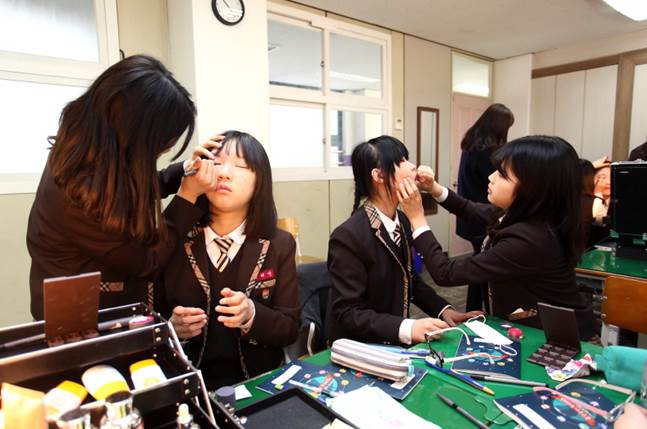 인천 원당중학교 학생들이 LG생활건강의 사회공헌 프로그램인 '빌려쓰는 지구스쿨' 도전! 뷰티전문가 수업에 참여하고 있다. ⓒLG생활건강