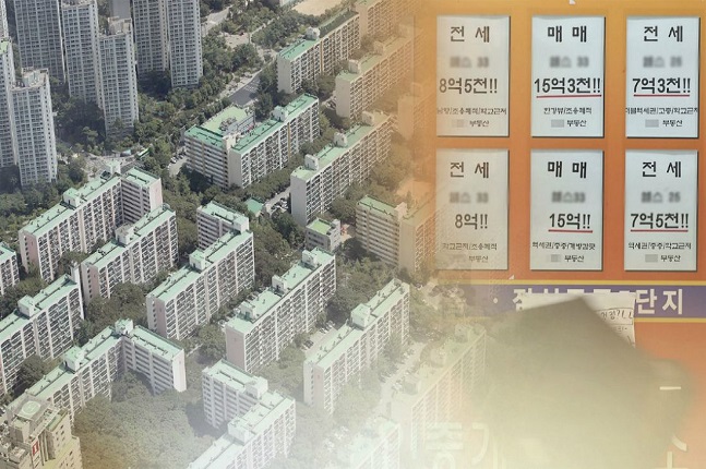 KB부동산에 따르면 전국 아파트 전세가격은 10주 연속 떨어졌다. 서울도 1만여가구에 달하는 송파 헬리오시티가 지난 연말부터 입주를 시작하면서 7주 연속 하락세다. 서울의 한 아파트 단지와 공인중개업소 모습.ⓒ연합뉴스