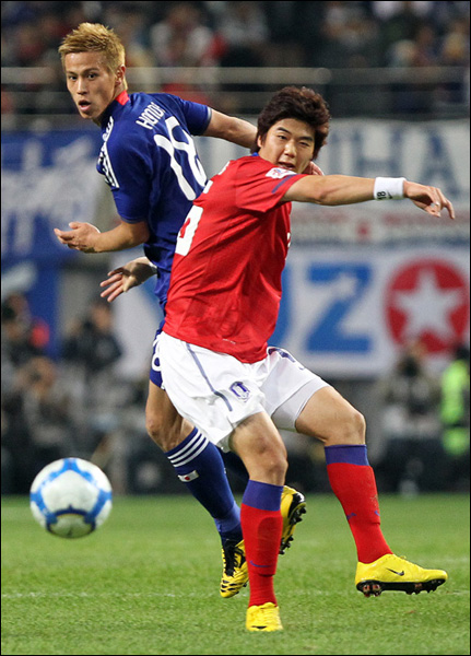 기성용은 일본과의 준결승전에서 페널티킥 선제골을 기록하고 상대를 도발하는 세리머니를 펼쳐 주목을 받기도 했다. ⓒ 연합뉴스