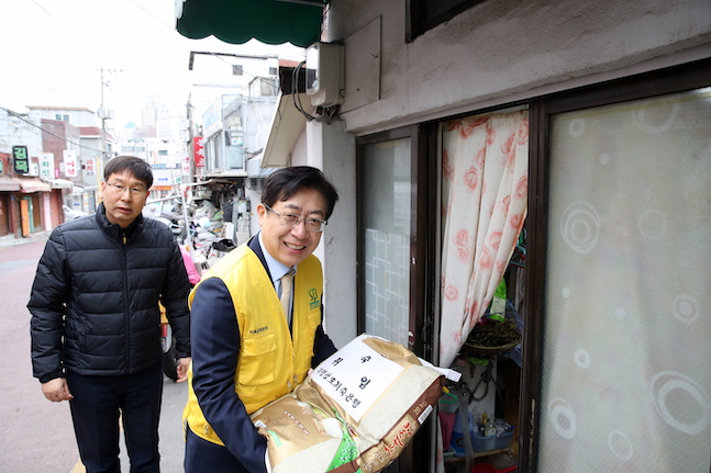 박재식 중앙회장이 마포구 공덕동에 거주하시는 독거노인집을 방문하여 쌀을 전달하고 있다. ⓒ저축은행중앙회