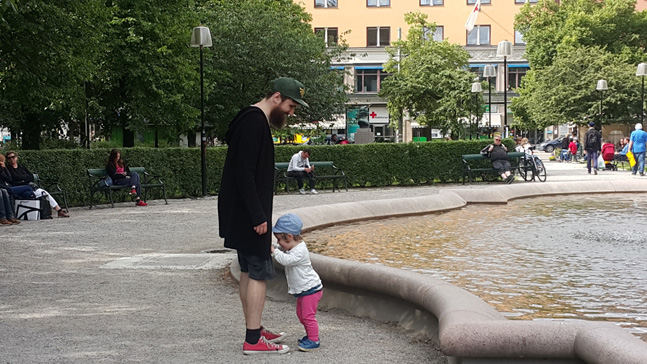 스톡홀름 최고 부촌이라고 하는 외스테르말름에서 만난 이 평범한 아빠와 딸. 이들이 진짜 부자인지 아닌지는 그들의 모습에서 확인할 방법이 없다.ⓒ사진 이석원