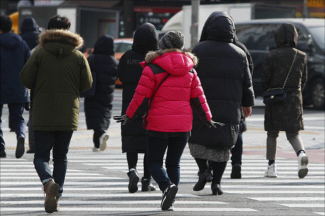 한반도에서 올 겨울 최악의 미세먼지가 물러난 가운데 지난달 16일 오전 서울 중구에서 시민들이 미세먼지가 물러나고 찾아온 추위에 발걸음을 재촉하고 있다. ⓒ데일리안 홍금표 기자