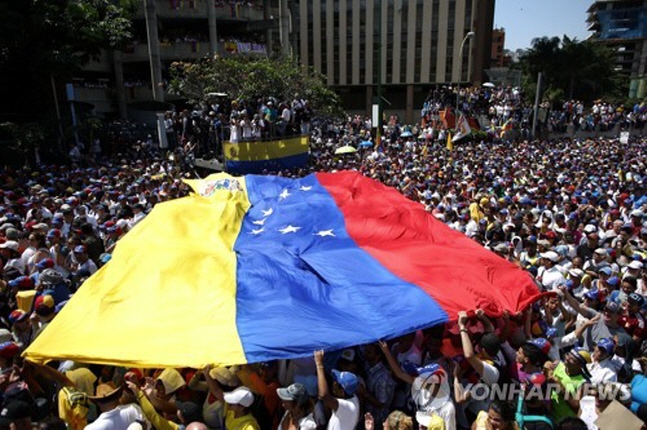 베네수엘라의 수도 카라카스에서 3일(한국시각) 좌파 니콜라스 마두로 대통령의 퇴진을 촉구하는 대규모 반정부 주말 집회가 열리고 있다. ⓒ연합뉴스
