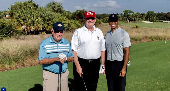 도널드 트럼프 미국 대통령이 3일 플로리다주에 있는 자신의 골프장에서 잭 니클라우스, 타이거 우즈와 동반 라운딩을 갖고 있다. ⓒ트럼프 대통령 트위터