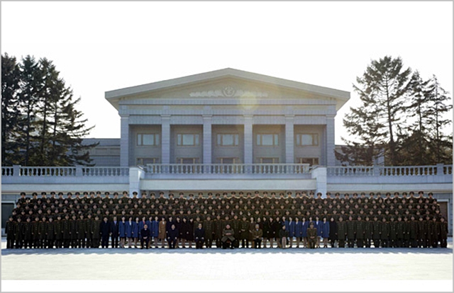 김정은 북한 국무위원장이 지난달 중국에서 공연을 마치고 귀국한 북중 친선예술대표단과 기념사진을 촬영하고 있다. ⓒ노동신문