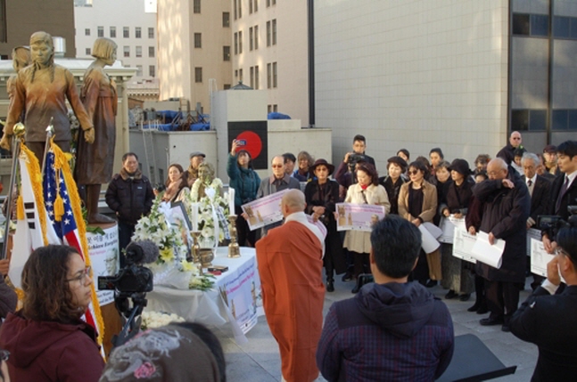 미국 샌프란시스코 위안부 기림비 앞에서 열린 고 김복동 할머니 추모제 @ 연합뉴스(=김진덕 정경식 재단)