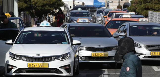 서울 택시가 도로를 다니고 있다. ⓒ 연합뉴스 