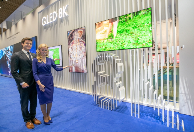삼성전자 모델들이 5일(현지시간) 네덜란드 암스테르담에서 열린 유럽 최대 디스플레이 전시회 'ISE 2019'에서 'QLED 8K 사이니지'를 소개하고 있다.ⓒ삼성전자