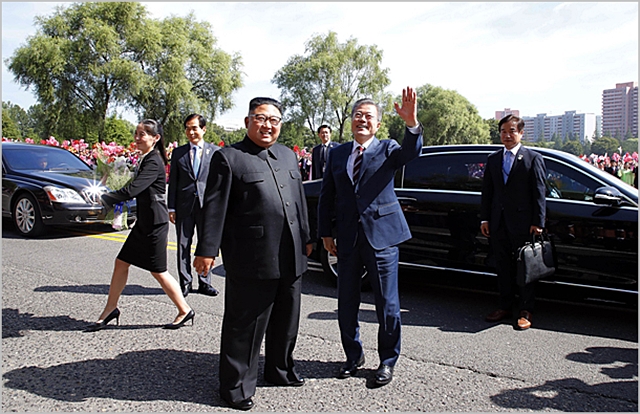 문재인 대통령과 김정은 북한 국무위원장이 지난해 평양에서 남북정상회담을 진행하고 있다. ⓒ평양사진공동취재단